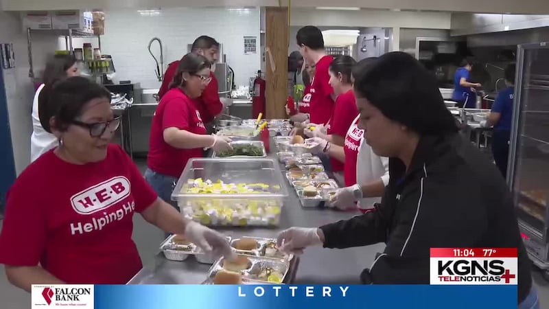 Entregan platillos de comida de acción de gracias a residentes de Laredo