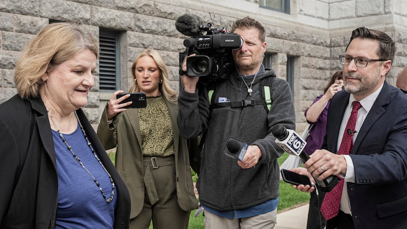 ARCHIVO - La jueza de circuito del condado de Milwaukee, Hannah Dugan, sale de la corte...