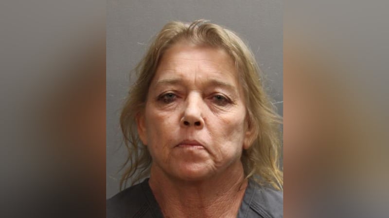 Alvis Parrish, de 54 años, está acusada de darle a su novio una bebida enriquecida con...