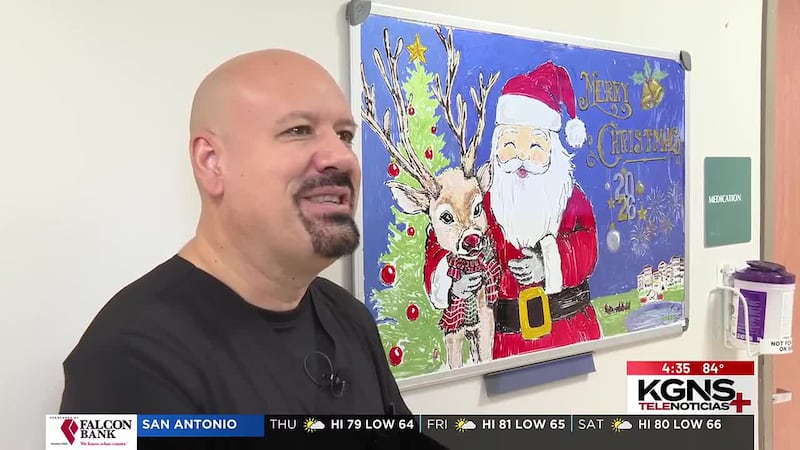 Enfermero de Laredo hace la diferencia al realizar dibujos de navidad