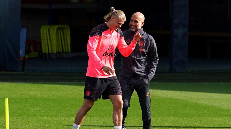 El delantero Erling Haaland (izquierda) y el técnico Pep Guardiola durante un entrenamiento...