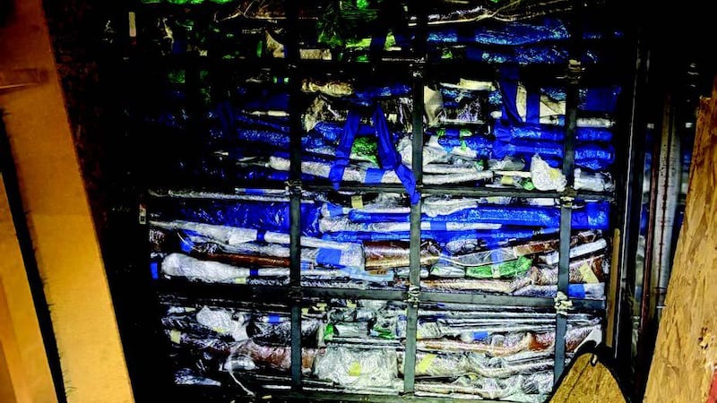 Arrestan a padre e hijo por intentar traficar cientos de armas hacia México