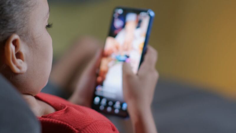 La ley de Texas que exige el consentimiento paterno para que los menores descarguen...