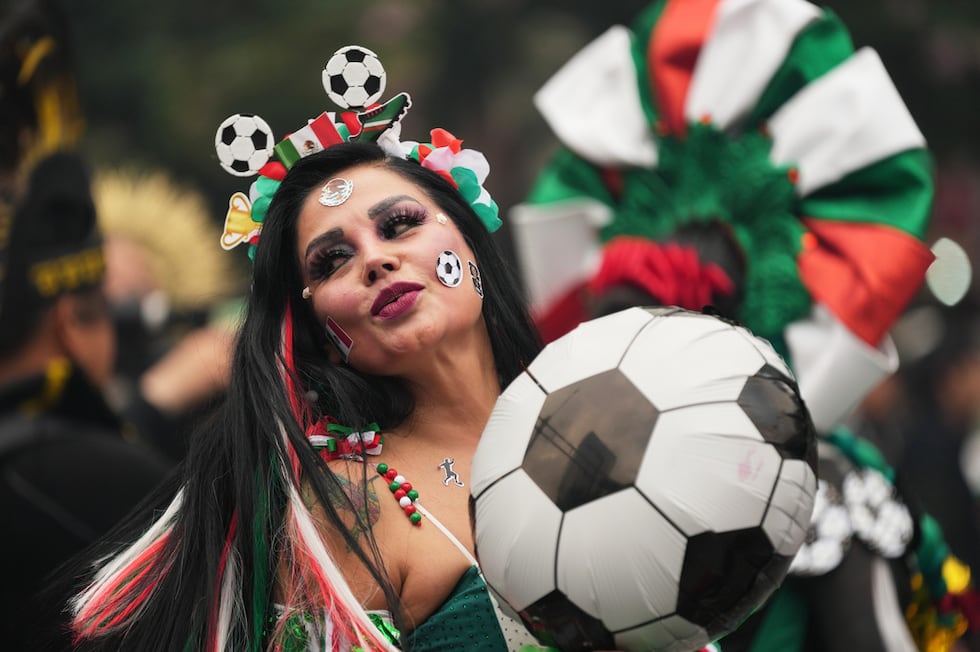 Una bailarina en el Paseo de la Reforma de la Ciudad de México, el sábado 6 de junio de 2026,...