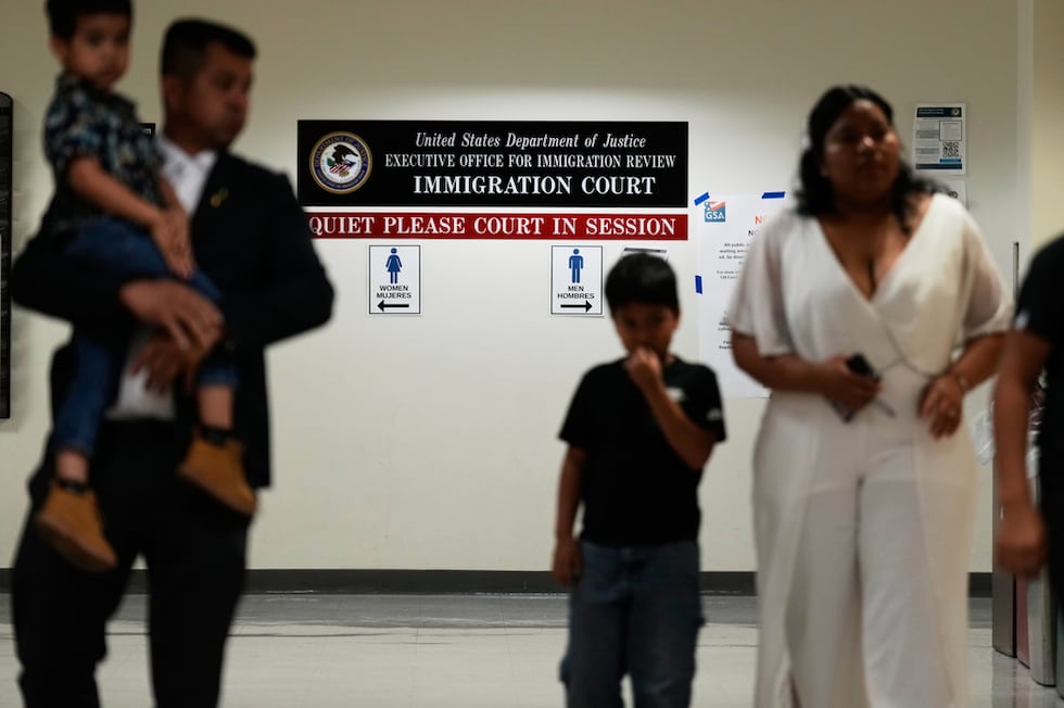 Personas llegan a vistas en un tribunal de inmigración en Nueva York, el 27 de julio de 2026....