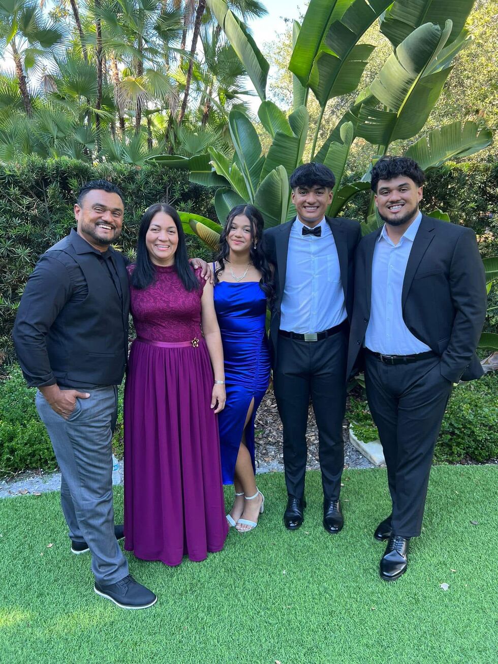 Jessica Flores junto con su esposo y sus tres hijos.