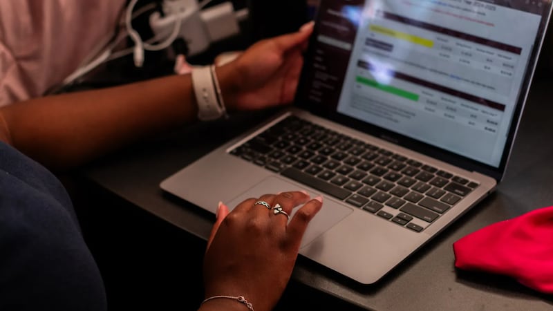 Tina-Rose Chipeta accede al portal de ayudas económicas en línea el 19 de agosto de 2024, en...