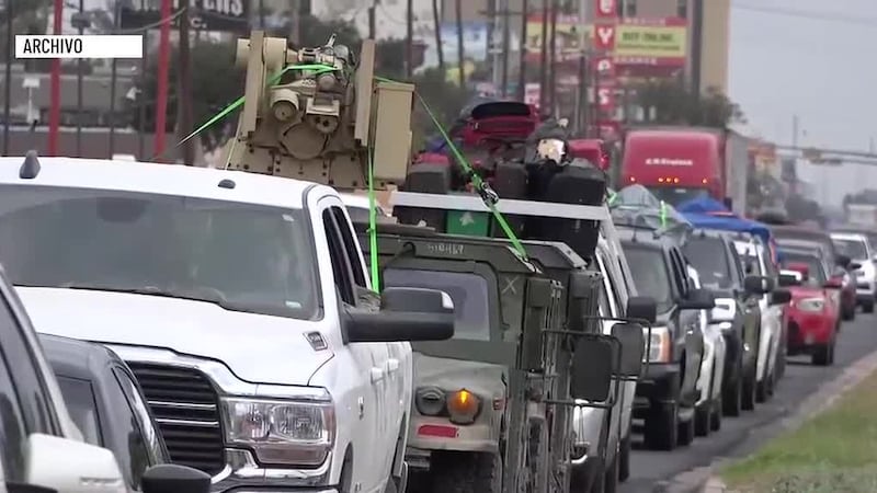 Cruzan miles de paisanos por Laredo en caravana hacia México