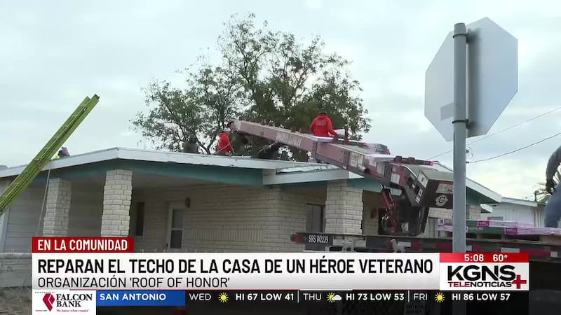 Reparan techo de la casa de un héroe veterano en Laredo