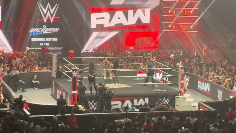 Asistentes a la lucha libre “WWE Raw” reportan falta de ventilación en el Sames Auto Arena