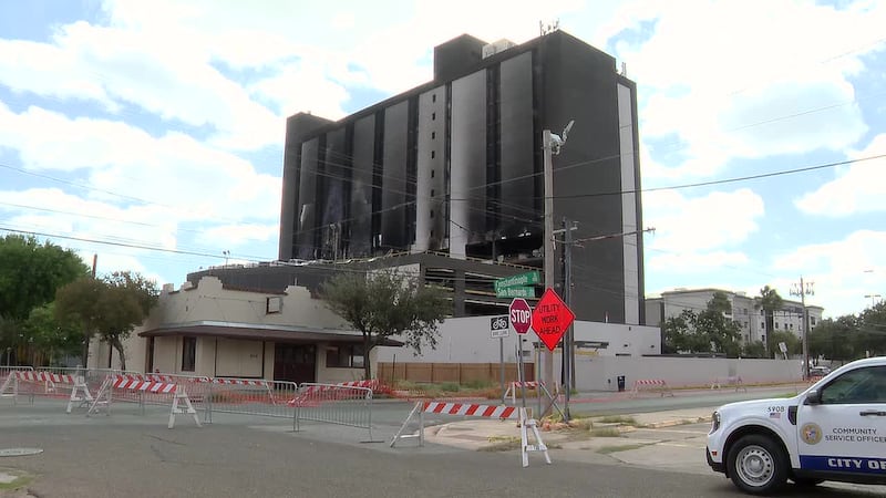 Arrestan a conductor por chocar barricadas junto al hotel DoubleTree
