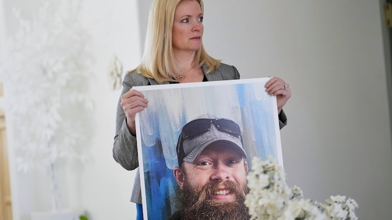 ARCHIVO - Stacey Wales, hermana del fallecido Christopher Pelkey, muestra una foto de su...