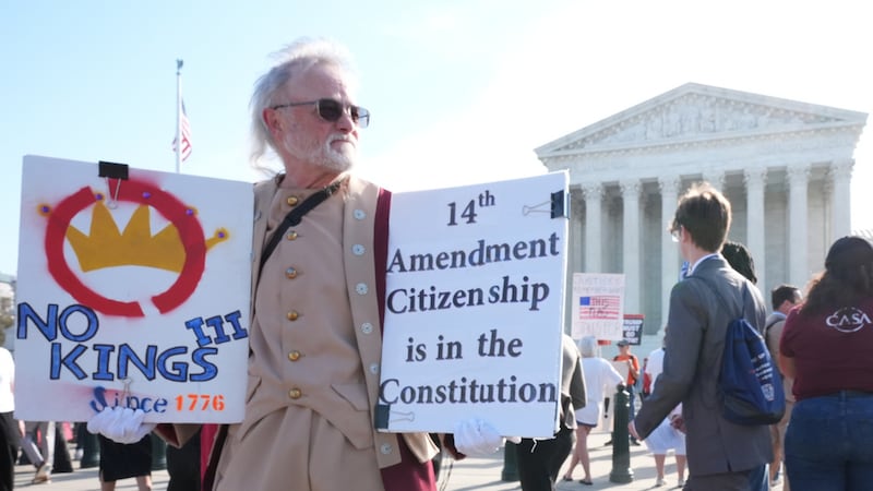 Manifestantes frente a la sede de la Corte Suprema de Estados Unidos donde se debate el tema...