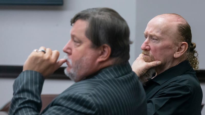 El acusado James Dolphs Elmore Jr., a la derecha, aparece sentado junto a su abogado, William...