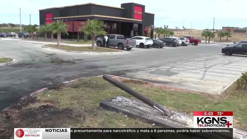 Vehículo se incendia tras chocar contra letrero de P.F Chang’s; Arrestan al conductor