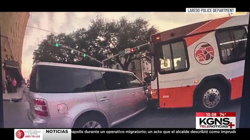 Autobús involucrado en accidente vial al centro de Laredo