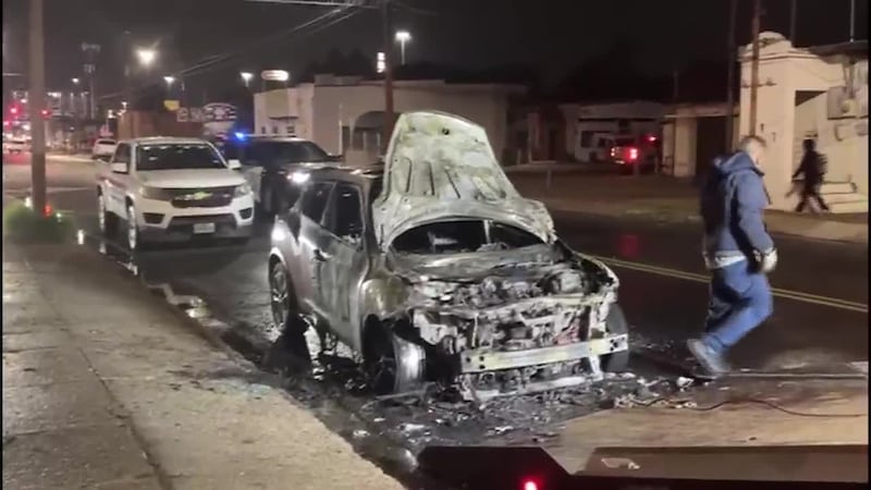 Reportan vehículo en llamas en la calle Garza