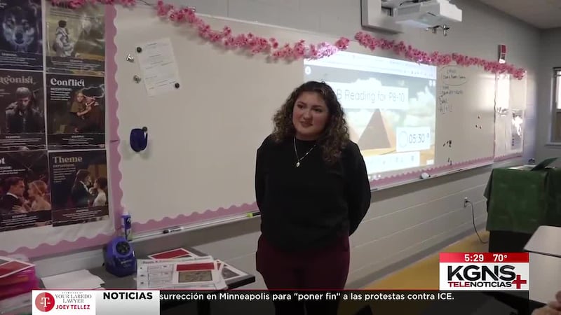 Ashley Hernández recibe reconocimiento de Maestra del Mes