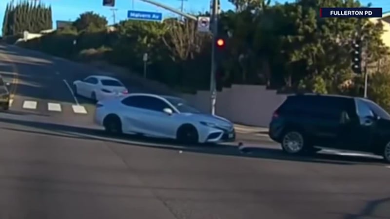 VIDEO: Cae bebé al asfalto desde una camioneta y por poco el carro de atrás lo atropella. Su...