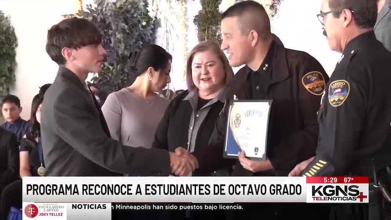 Reconocen a los mejores estudiantes de octavo grado de Laredo