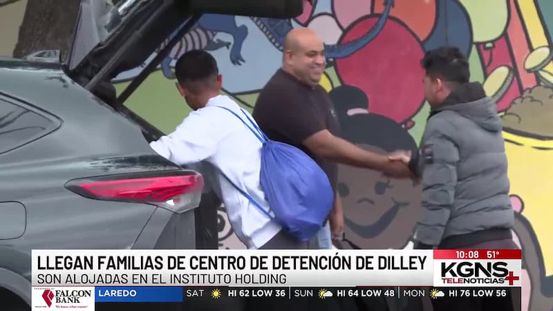 Llegan familias migrantes a Laredo del centro de detención de Dilley