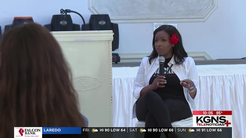 Jasmine Crockett se reúne con simpatizantes de Laredo