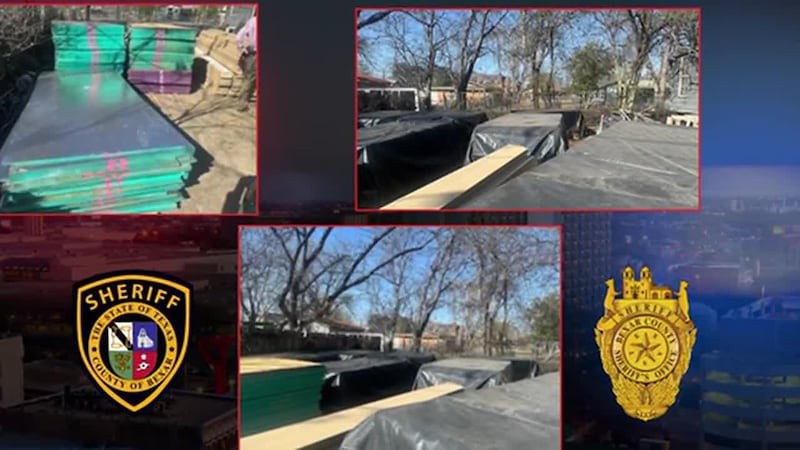 Dos hispanos fueron arrestados tras ser descubiertos tomando materiales de viviendas en...