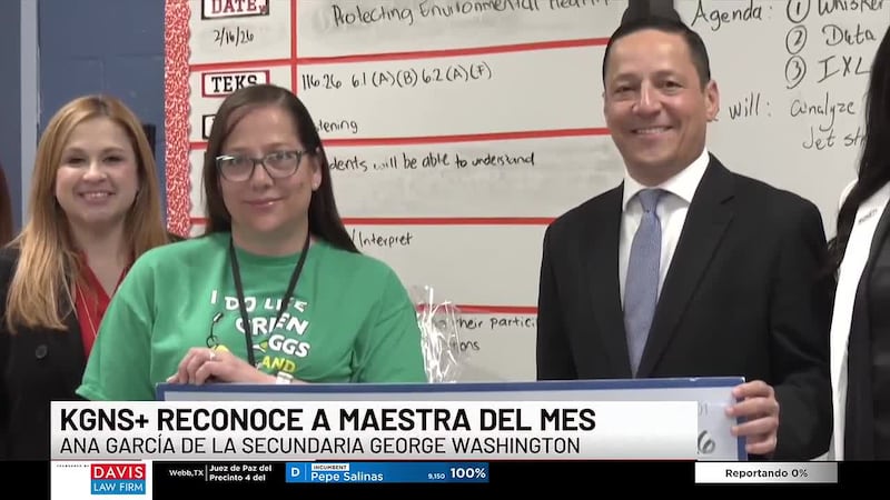 Ana García recibe reconocimiento de Maestra del Mes