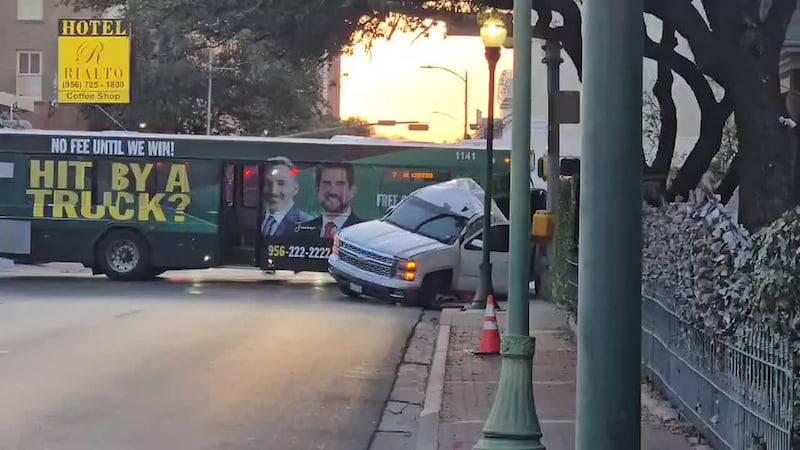 Autobús de El Metro involucrado en accidente vial en el centro de Laredo