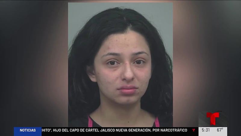 La mujer de 28 años iba con sus dos hijos en el asiento trasero sin el cinturón puesto ni...