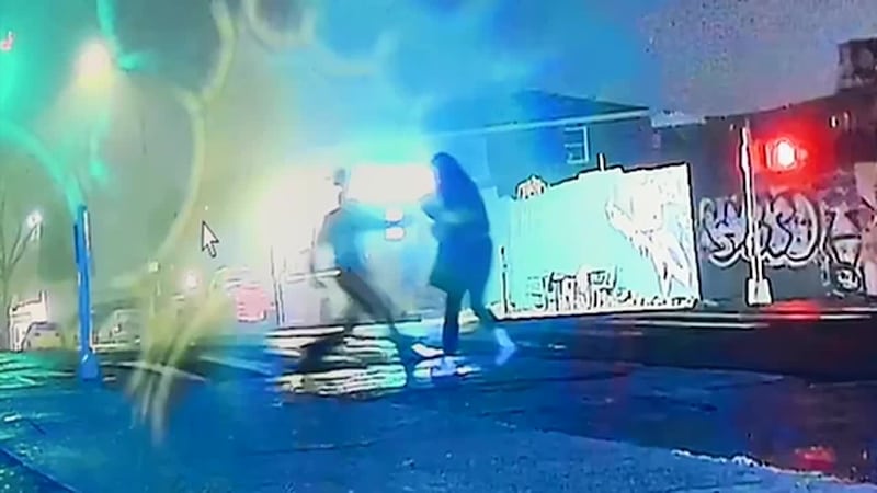 Una mujer hispana iba camino al trabajo en Queens, Nueva York, cuando un sujeto la siguió y...