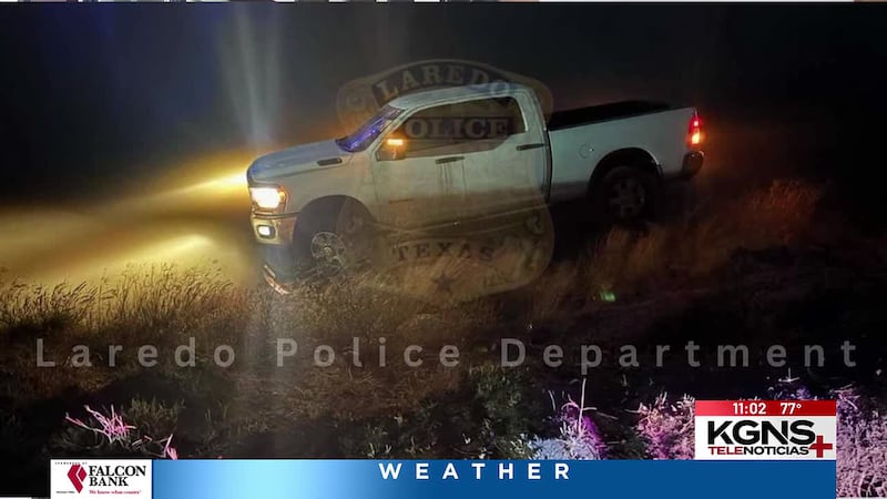 Persecución de vehículo robado termina en el río y el conductor escapa nadando hacia México