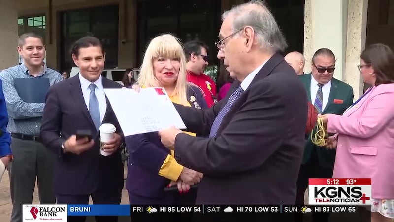 Realizan reapertura de capsula del tiempo en Aeropuerto de Laredo