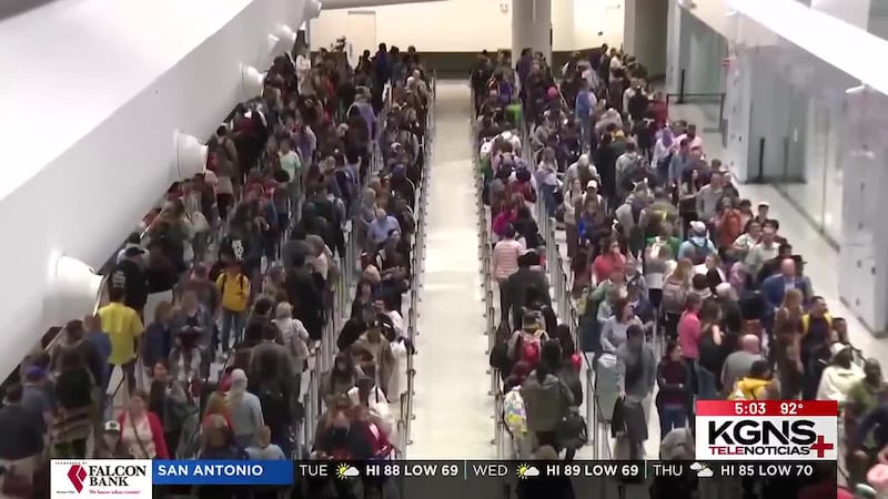 Viajeros esperan que terminen largas líneas de TSA