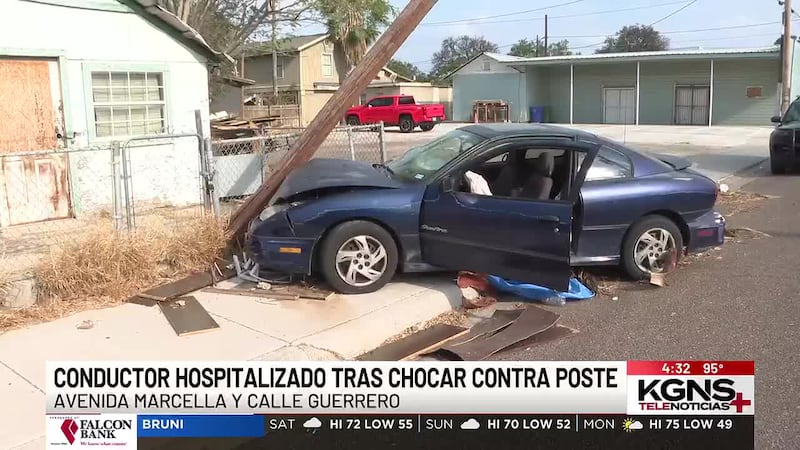 Conductor hospitalizado tras chocar contra poste en Marcella Avenue