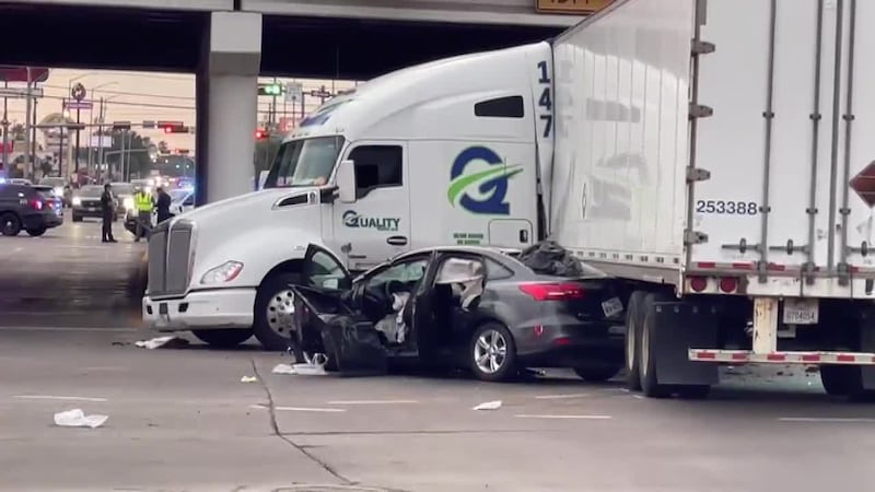 Persecución termina en choque contra tráiler en Laredo; 9 personas hospitalizadas