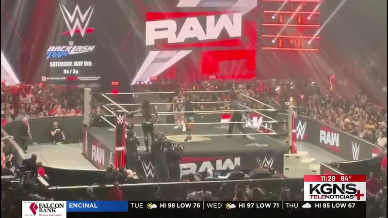Asistentes a la lucha libre “WWE Raw” reportan falta de ventilación en el Sames Auto Arena