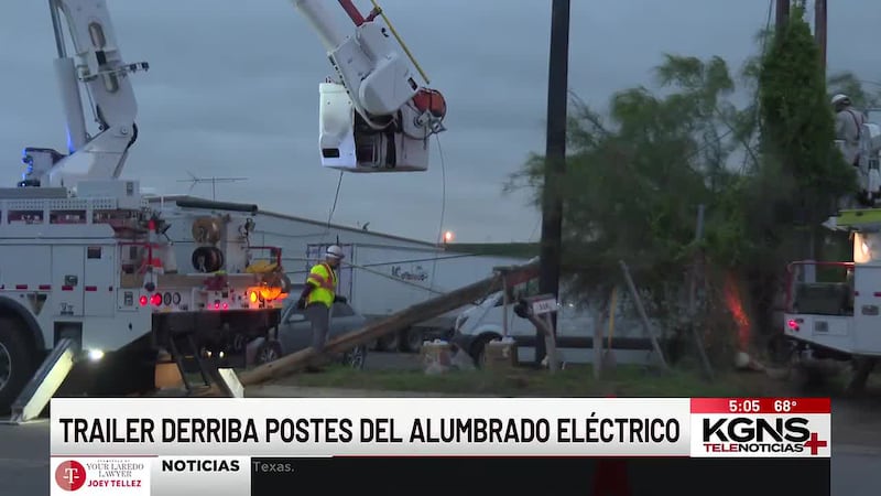 Tráiler derriba postes del alumbrado eléctrico en calle Riverside en Laredo