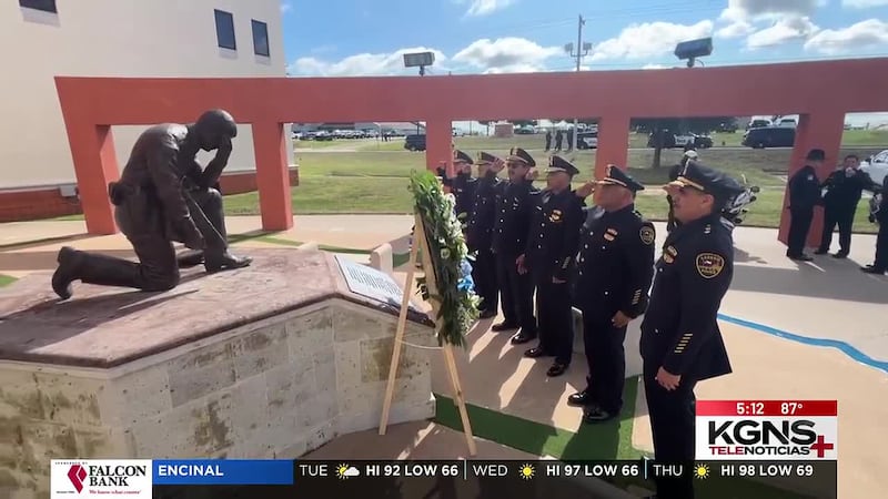 Honran a policías caídos en Laredo