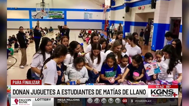 Fundación dona más de 400 juguetes a estudiantes de la primaria Matías De Llano