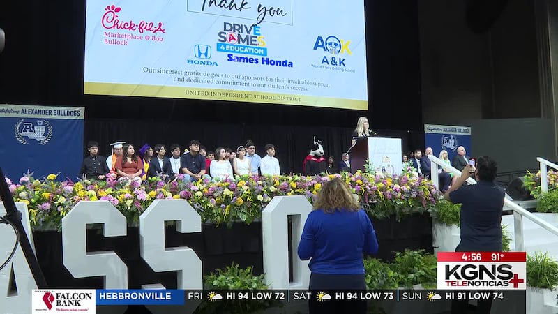 Estudiante de Alexander High School gana auto por asistencia perfecta