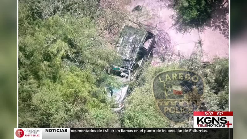 Vehículo cae de puente al este de Laredo