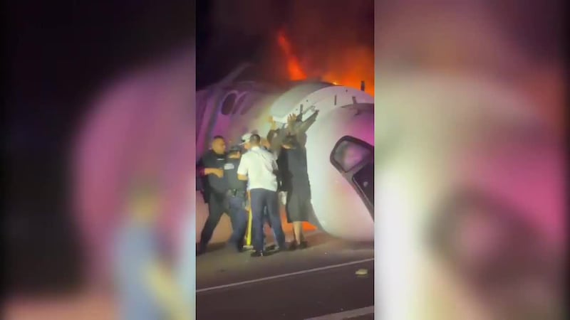 Arriesgan sus vidas para rescatar a tripulantes de avioneta en llamas en Laredo