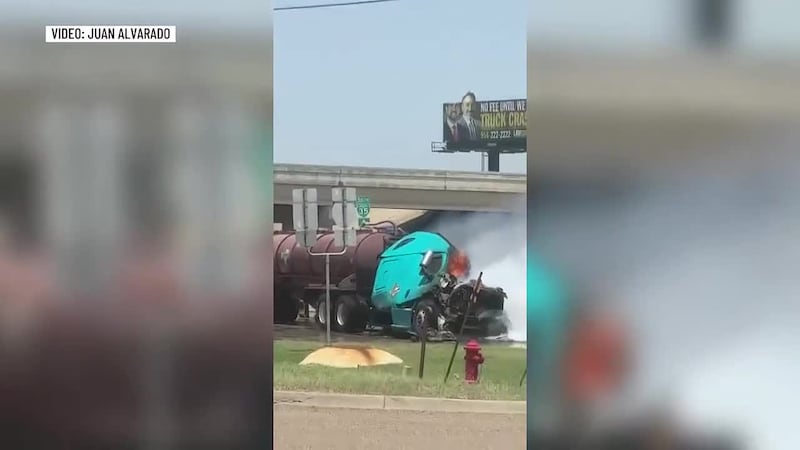 Tráiler en llamas en carretera TX-44