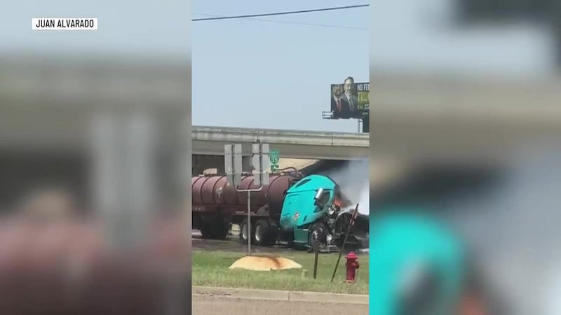 Tráiler en llamas en carretera TX-44