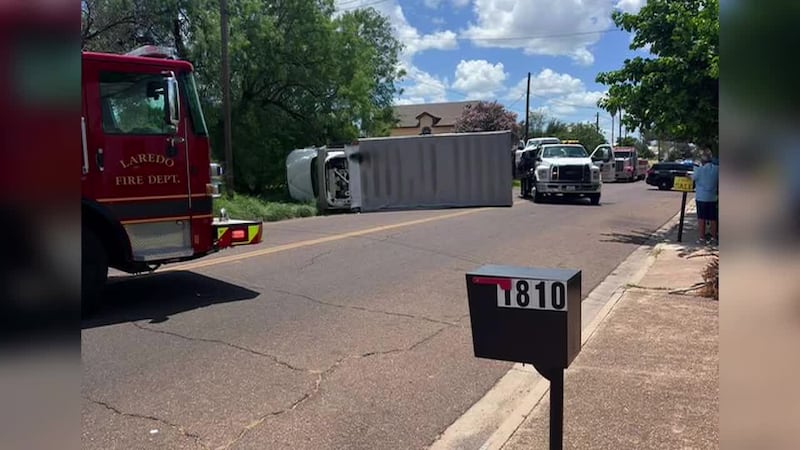 Remolque volcado cierra calle Corpus Christi en Laredo