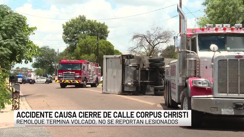 Remolque volcado cierra calle Corpus Christi en Laredo