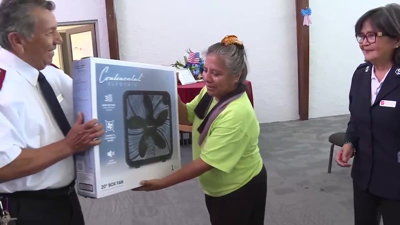 Salvation Army distribuye ventiladores en Laredo ante temperaturas extremas