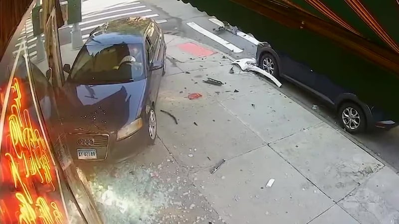 Auto pierde el control y se estrella contra tienda. Un conductor hispano en otro carro habría...