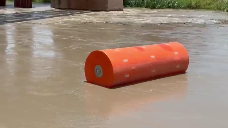 Pausas temporales en puentes internacionales de Laredo por paso de escombros y boyas